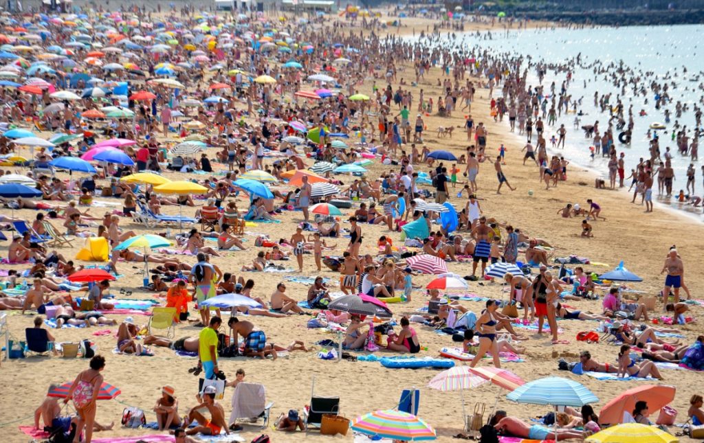 Playa llena en agosto